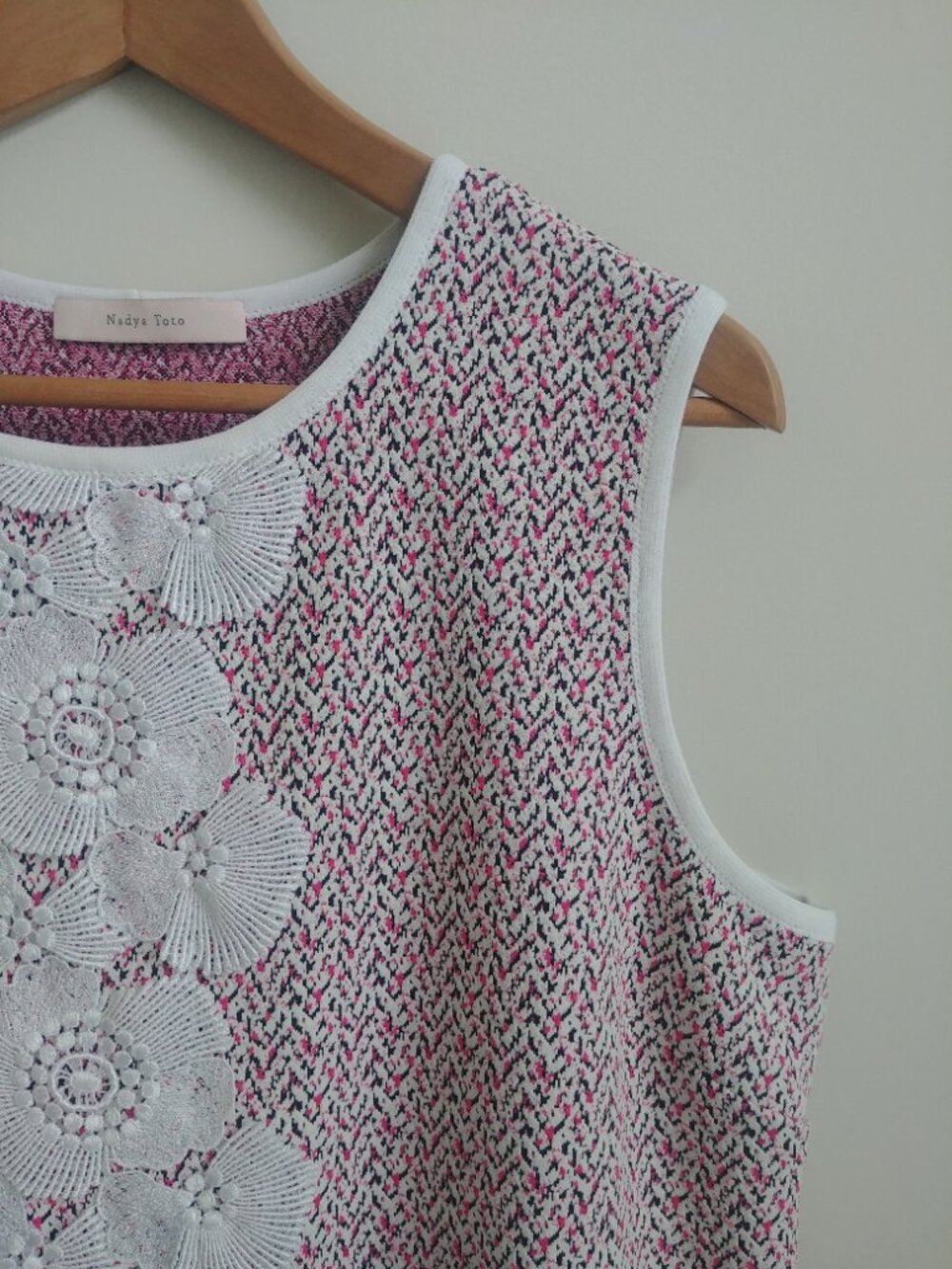 Nadya Toto Large sleeveless short mini dress with white flower shell appliques - Picture 2 of 15